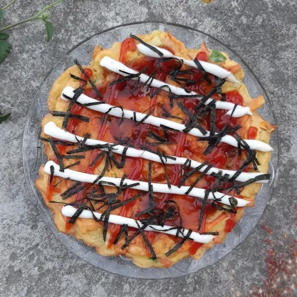 Saran Penyajian :
Letakan Okonomiyaki diatas piring saji, beri saus okonomiyaki dan mayonaise, taburi dengan bubuk cabe dan potongan nori untuk diatasnya.