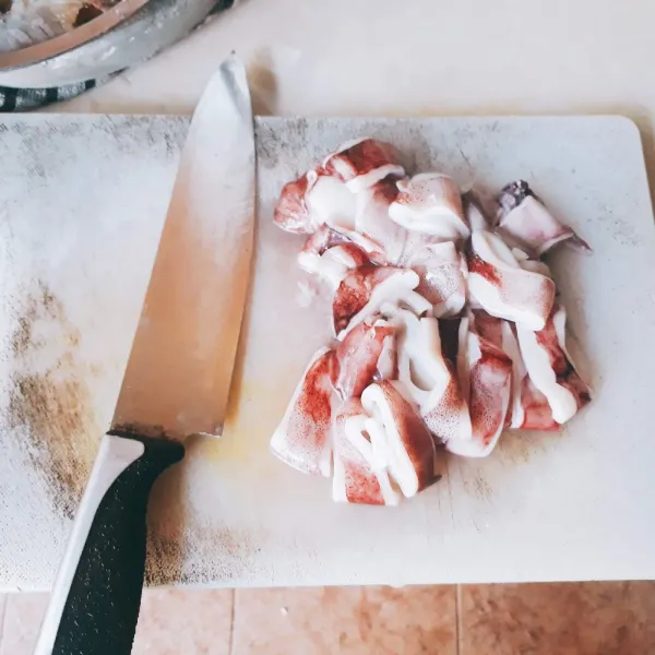 Cuci bersih cumi, kemudian potong dengan ketebalan 1 cm.