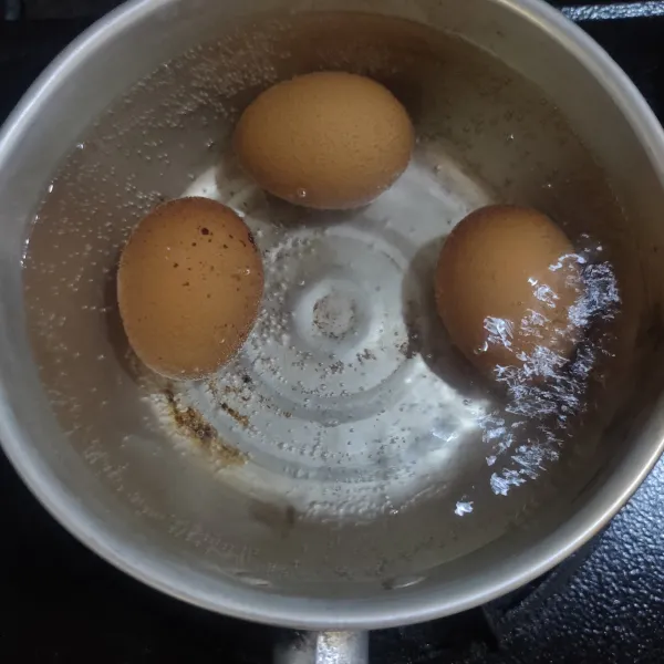 Rebus telur hingga matang dan biarkan dingin, lalu kupas dan sisihkan.