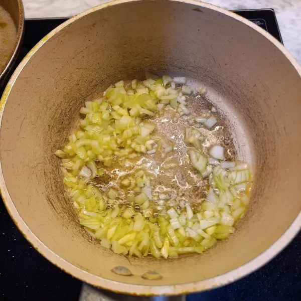 Untuk saus, tumis bawang bombay dan bawang putih dengan margarin.