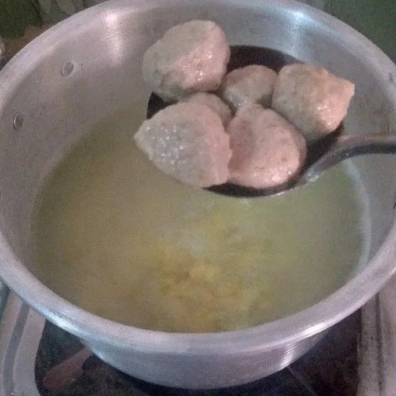 Masukkan tumisan bawang putih, baso ke dalam rebus kentang.