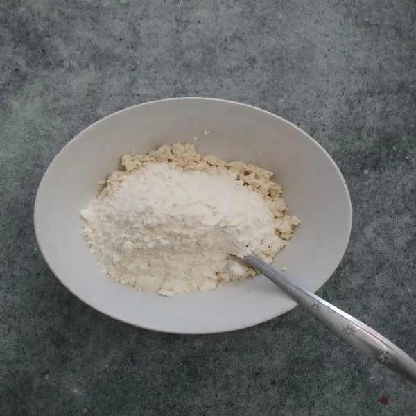 Tuang campuran tepung ke dalam tahu, aduk hingga rata