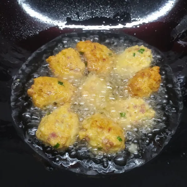 Goreng adonan sampai matang di kedua sisi, lalu angkat dan tiriskan. Kemudian sajikan.
