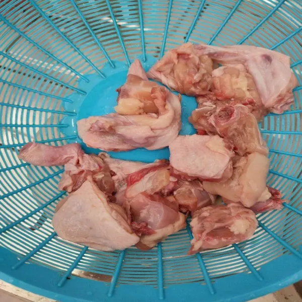 Cuci bersih ayam, lalu tiriskan.