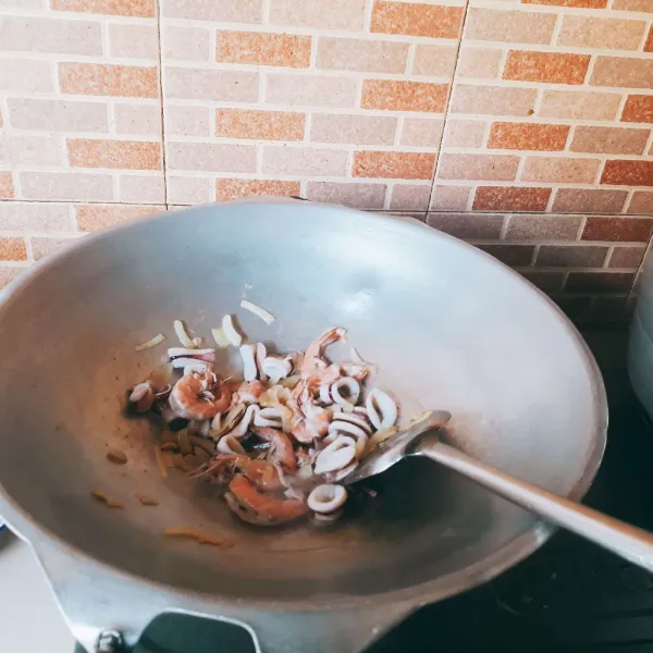 Masukkan udang dan cumi, masak hingga udang berubah warna.