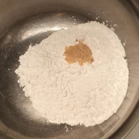 Tuang tepung beras ke mangkok. Lalu tambahkan bumbu halus.