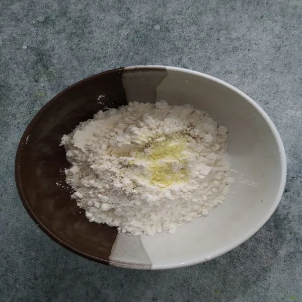 Campurkan tepung terigu, tepung beras, garam, kaldu bubuk dan merica bubuk, aduk hingga tercampur rata