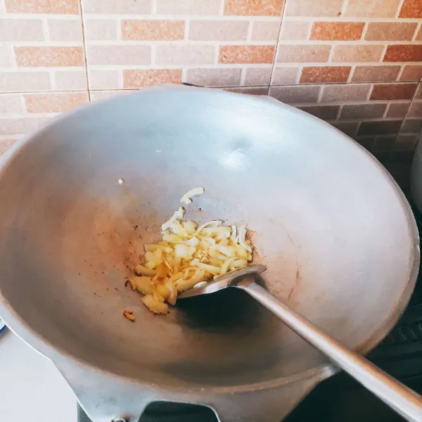 Cincang bawang putih dan iris bawang bombay. Tumis dengan mentega hingga harum.