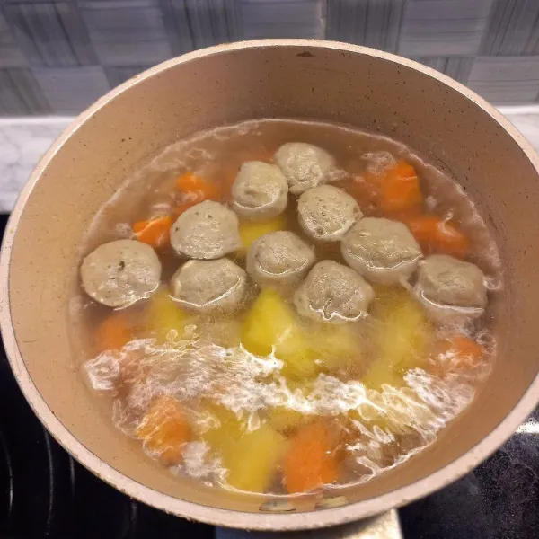 Siapkan air mendidih. 
Didihkan bahan mulai dari yang keras ke yang lembut. 
Urutannya : wortel - kacang merah - kentang - bakso homemade.