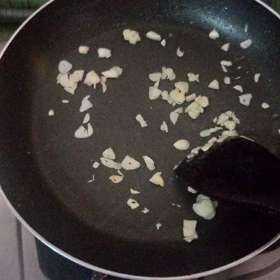 Tumis bawang putih sampai harum angkat.
