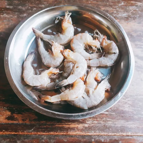 Cuci bersih udang dan bagi 2 punggungnya.