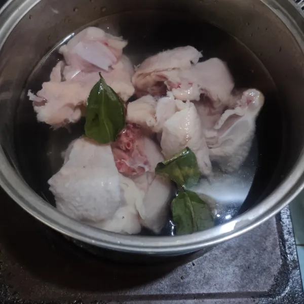 Bersihkan daging ayam dan potong sesuai selera, kemudian rebus dengan daun jeruk hingga mendidih. Buang air rebusan, lalu tambahkan air dan rebus kembali hingga empuk.