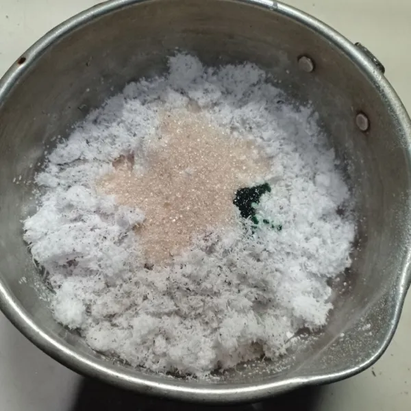 Masukkan tepung beras, garam, gula, pasta pandan, dan kelapa parut.