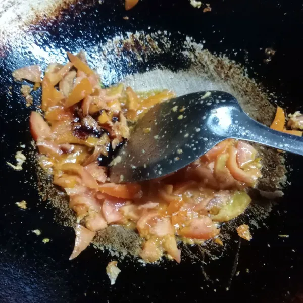 Masukkan tomat, aduk rata. Bumbui dengan kecap manis, garam, gula dan kaldu bubuk. Masak sampai tomat layu, cek rasa.