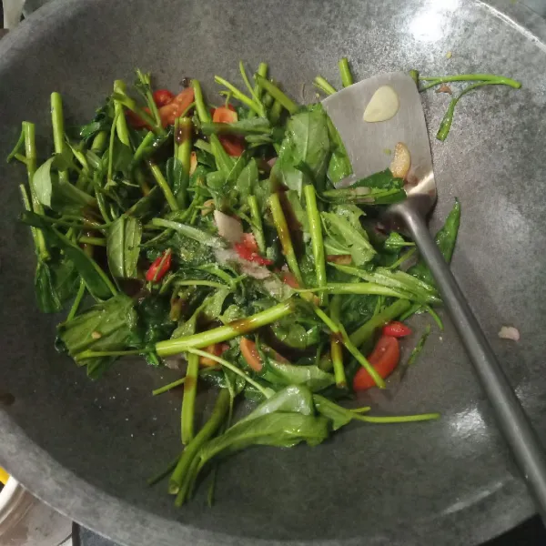 Bumbui dengan garam, kaldu bubuk dan saus tiram.