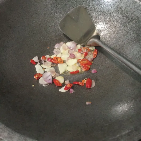 Tumis bumbu iris hingga harum.