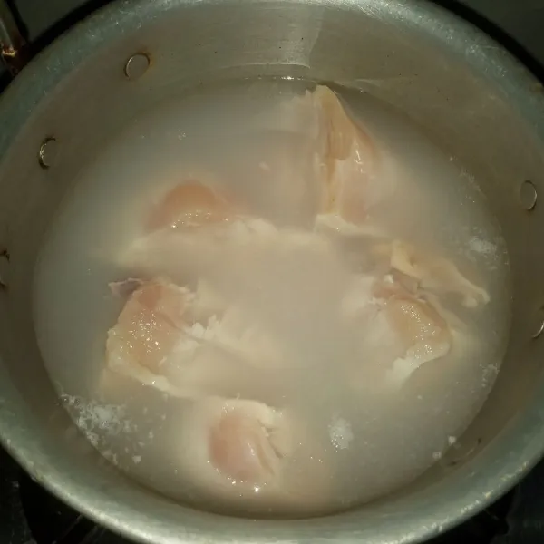 Rebus ayam dengan air sampai matang, kemudian tiriskan dan sisakan 150 ml air rebusannya.