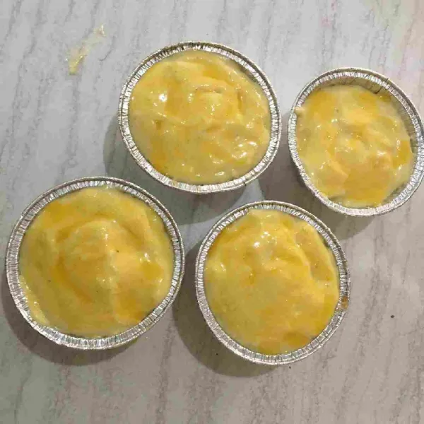 Isi kentang ke dalam loyang aluminium foil, lalu beri bahan isian kemudian tutup lagi menggunakan kentang dan olesi dengan kuning telur.