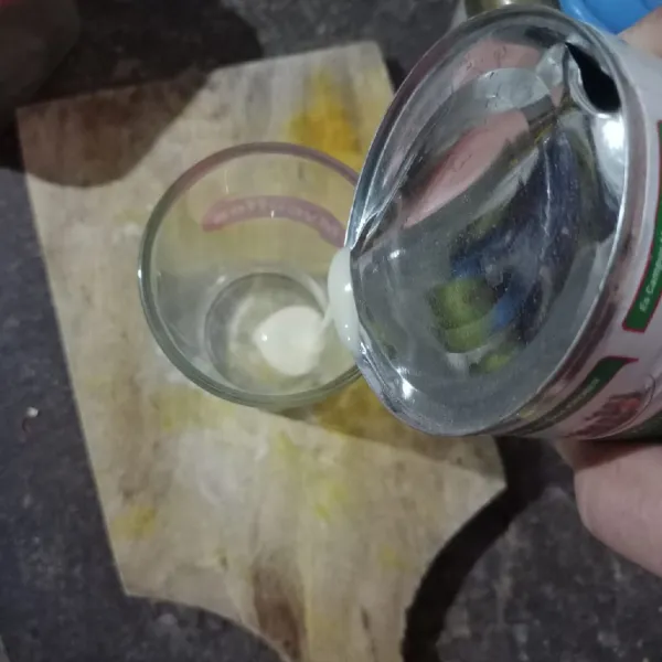 Masukkan susu kental manis ke dalam gelas.