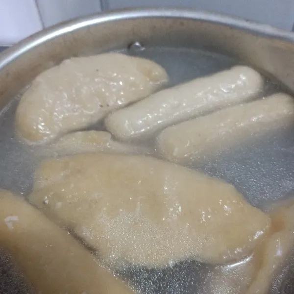 Rebus dalam air mendidih. Jika sudah mengambang, tunggi sebentar 3-5 menit lalu angkat dan tiriskan. Biarkan dingin lalu potong-potong.
