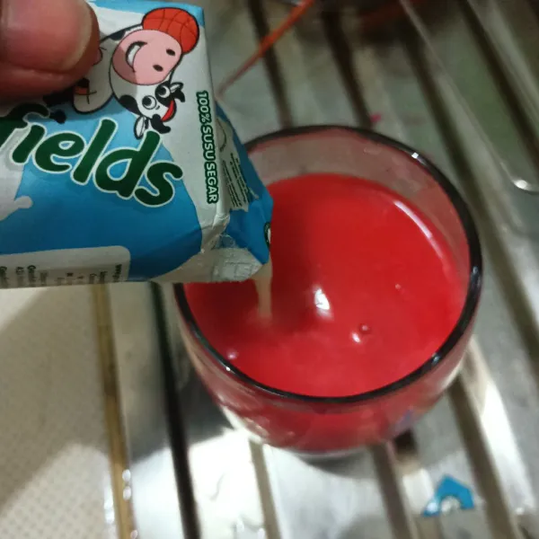 Tuang susu uht.