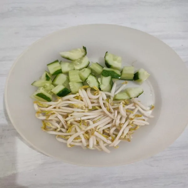 Timun potong kecil dan taoge rendam air panas.
Sisihkan.