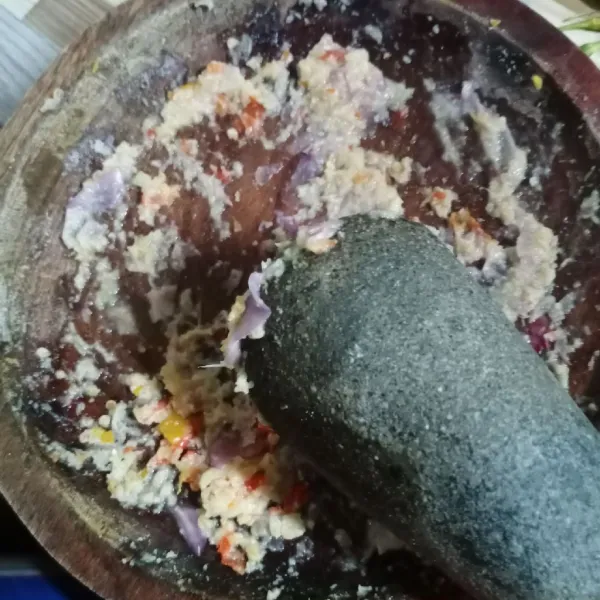 Haluskan bawang merah, bawang putih dan cabe rawit.