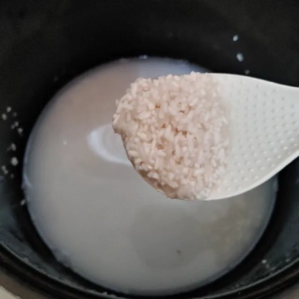 Cuci hingga bersih beras ketan, lalu masak hingga matang menggunakan rice cooker. Kemudian sisihkan.