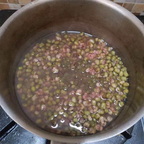 Di panci terpisah rebus kacang hijau yang sebelumnya sudah di rendam selama 1 jam. Lalu masak hingga benar-benar empuk dan matang, kemudian angkat dan pisahkan dari airnya.