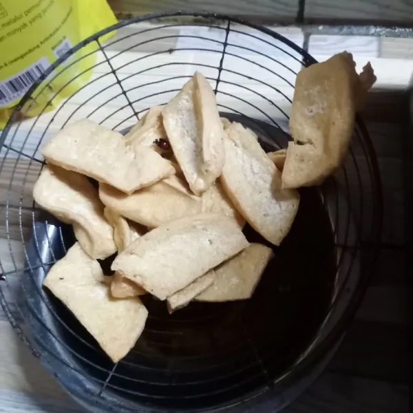 Goreng tahu sampai matang. Angkat dan tiriskan.