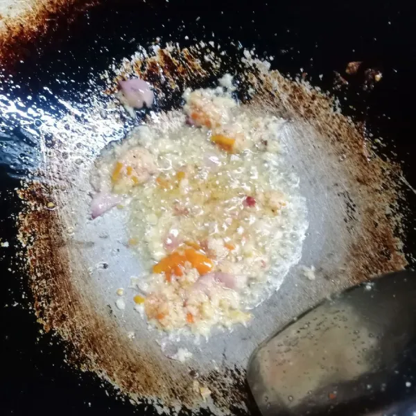 Panaskan 3 sdm minyak. Tumis bumbu halus sampai harum dan matang.