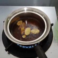 Lalu rebus dengan api kecil sampai mendidih dan air berwarna pekat.