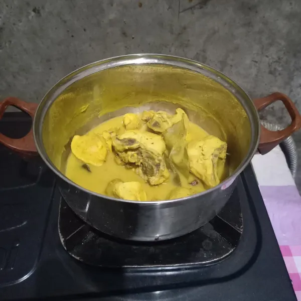 Masak dengan api sedang cenderung kecil sampai air menyusut.