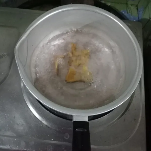 Rebus air dan masukkan jahe. Kemudian rebus hingga airnya menyusut.