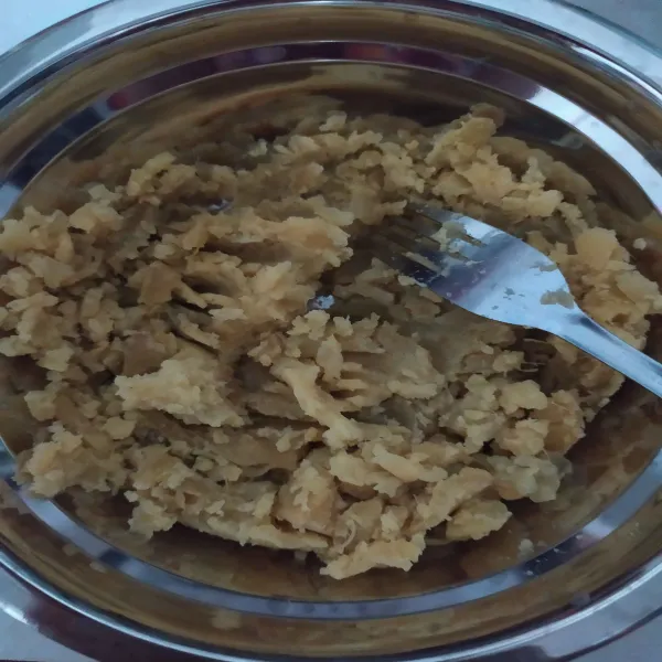 Haluskan ubi yang sudah dikukus