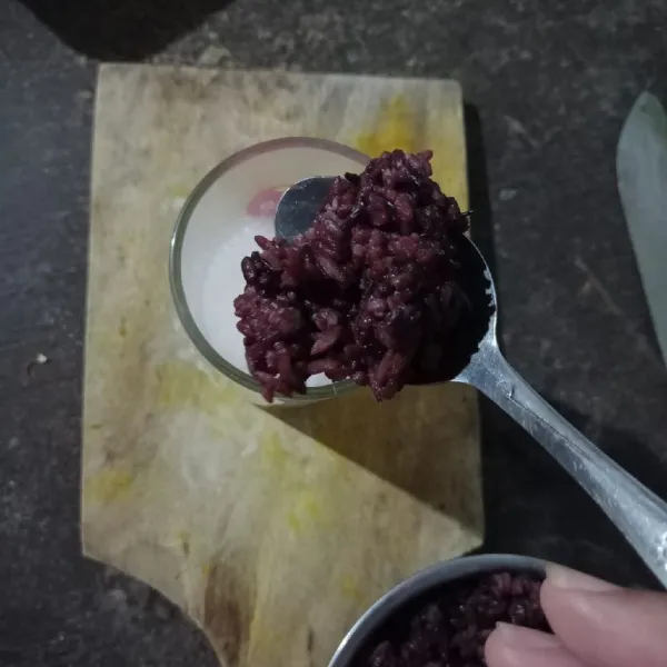 Masukkan tape dan aduk-aduk rata, lalu cicipi rasanya bila kurang manis bisa ditambahkan susu lagi.