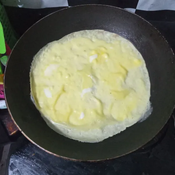 Tuang telur kocok, ratakan hingga tipis. Goreng hingga matang di kedua sisi. Lakukan hingga adonan habis.