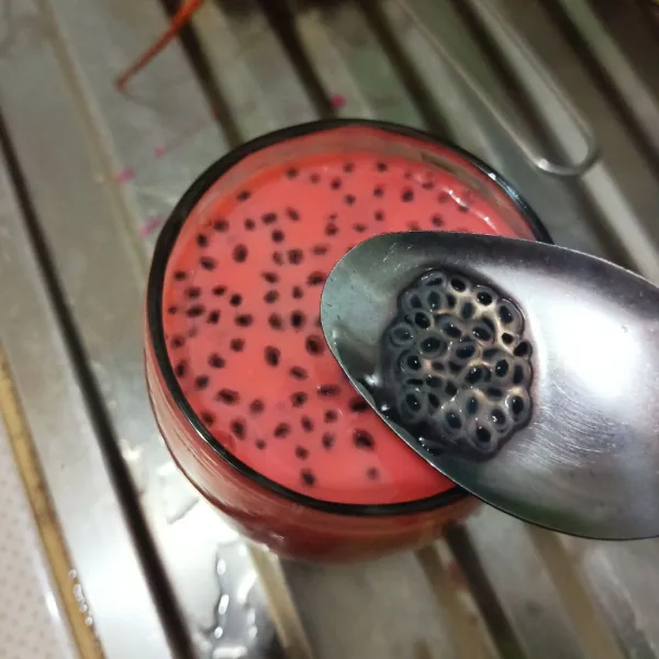 Masukkan selasih yang telah direndam air hangat sebelumnya.