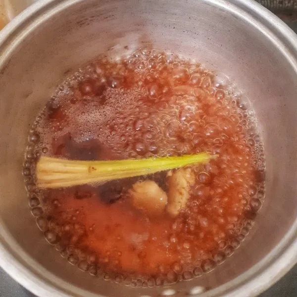 Setelah air panas masukkan rempah-rempah. 
Masak hingga mendidih dan gula larut.