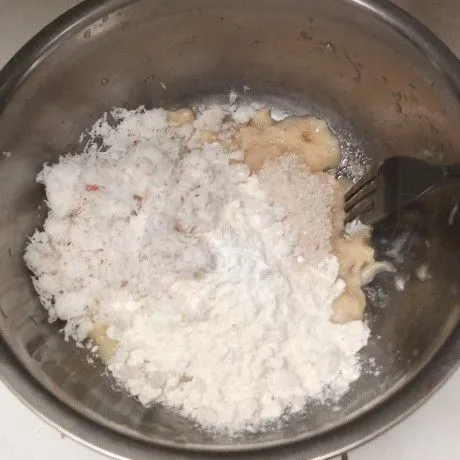 Tambahkan tepung terigu, kelapa parut, gula pasir, garam, dan baking powder.