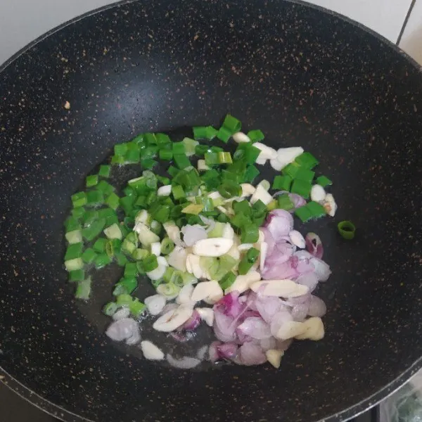 Panaskan minyak lalu tumis irisan bawang putih, bawang merah dan bawang prei hingga setengah kering.