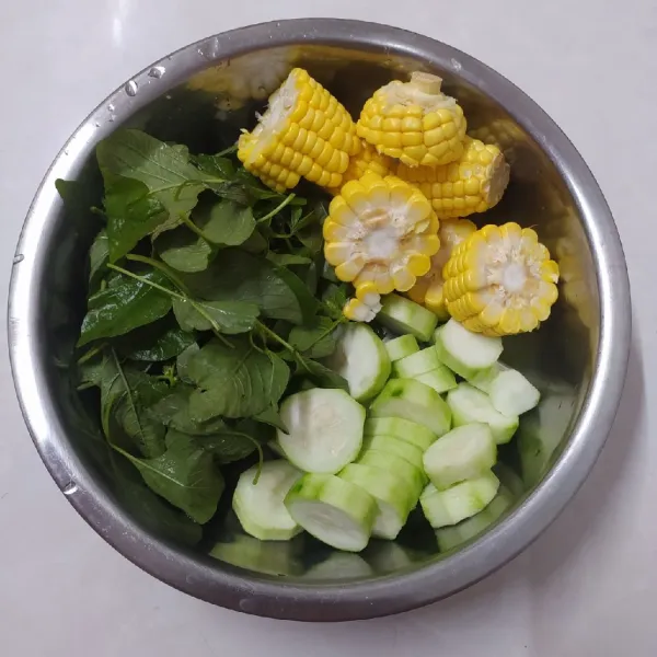 Siapkan semua bahan isian.