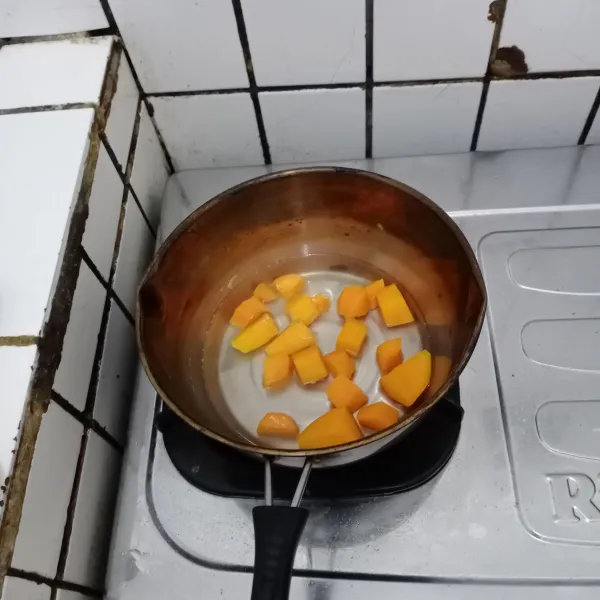 Kupas ubi, potong dan cuci. Rebus ubi hingga empuk.