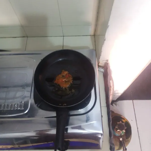 Tumis bumbu halus sampai harum.