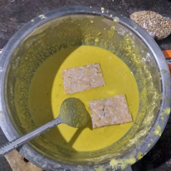 Masukkan irisan tempe baluri dengan tepung.