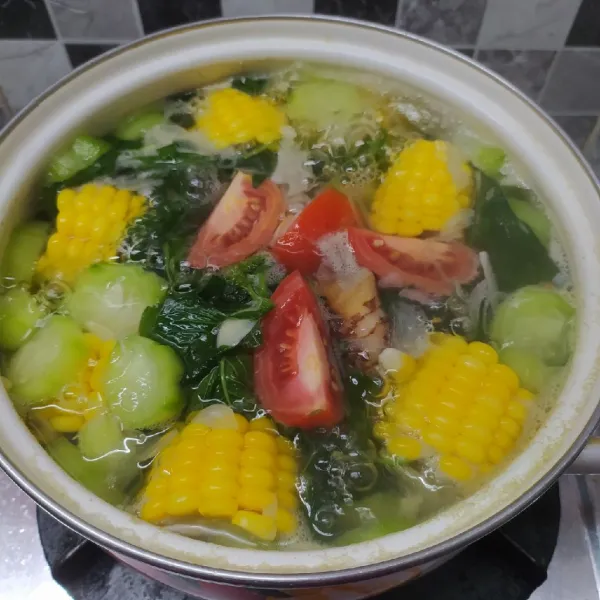 Masukkan irisan tomat, masak sebentar saja asal layu. Angkat dan sajikan.