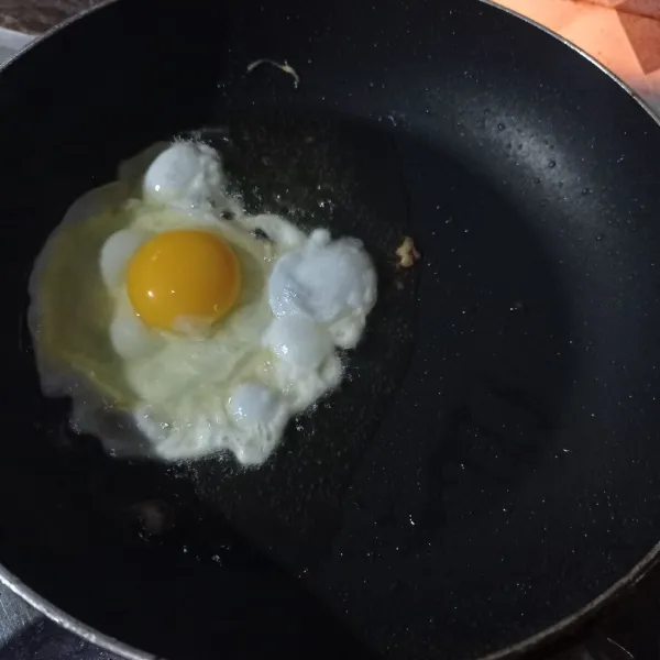 Buat telur ceplok sampai matang, tiriskan lakukan sampai selesai.