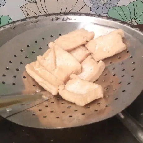 Siapkan tahu. Goreng tahu sampai berkulit.