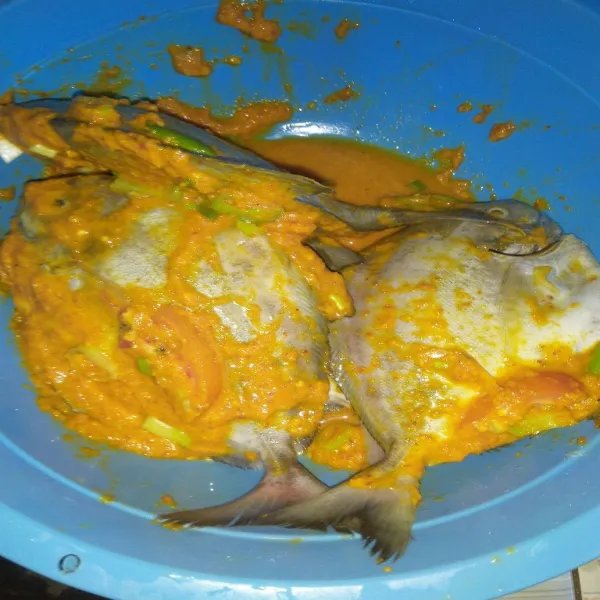 Campur ikan dengan bumbu halus dan irisan daun bawang dan tomat. Aduk rata. Cek rasa.