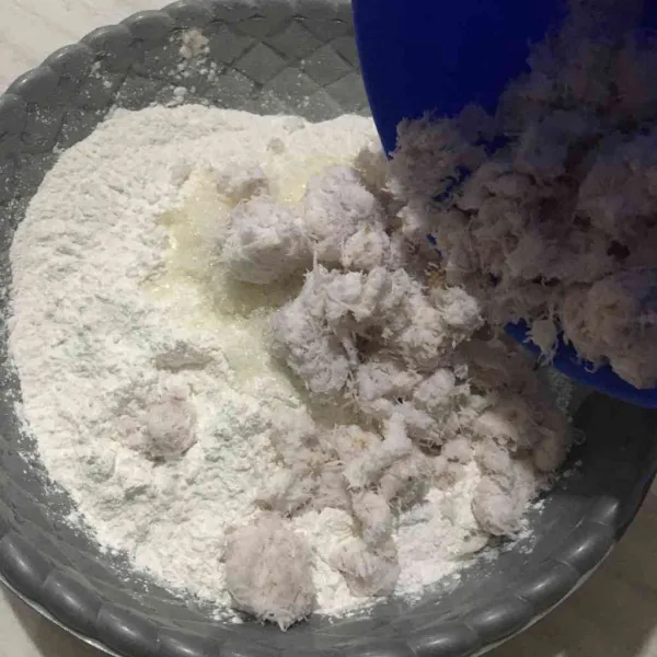 Campurkan tepung beras, gula pasir, garam dan kelapa muda.